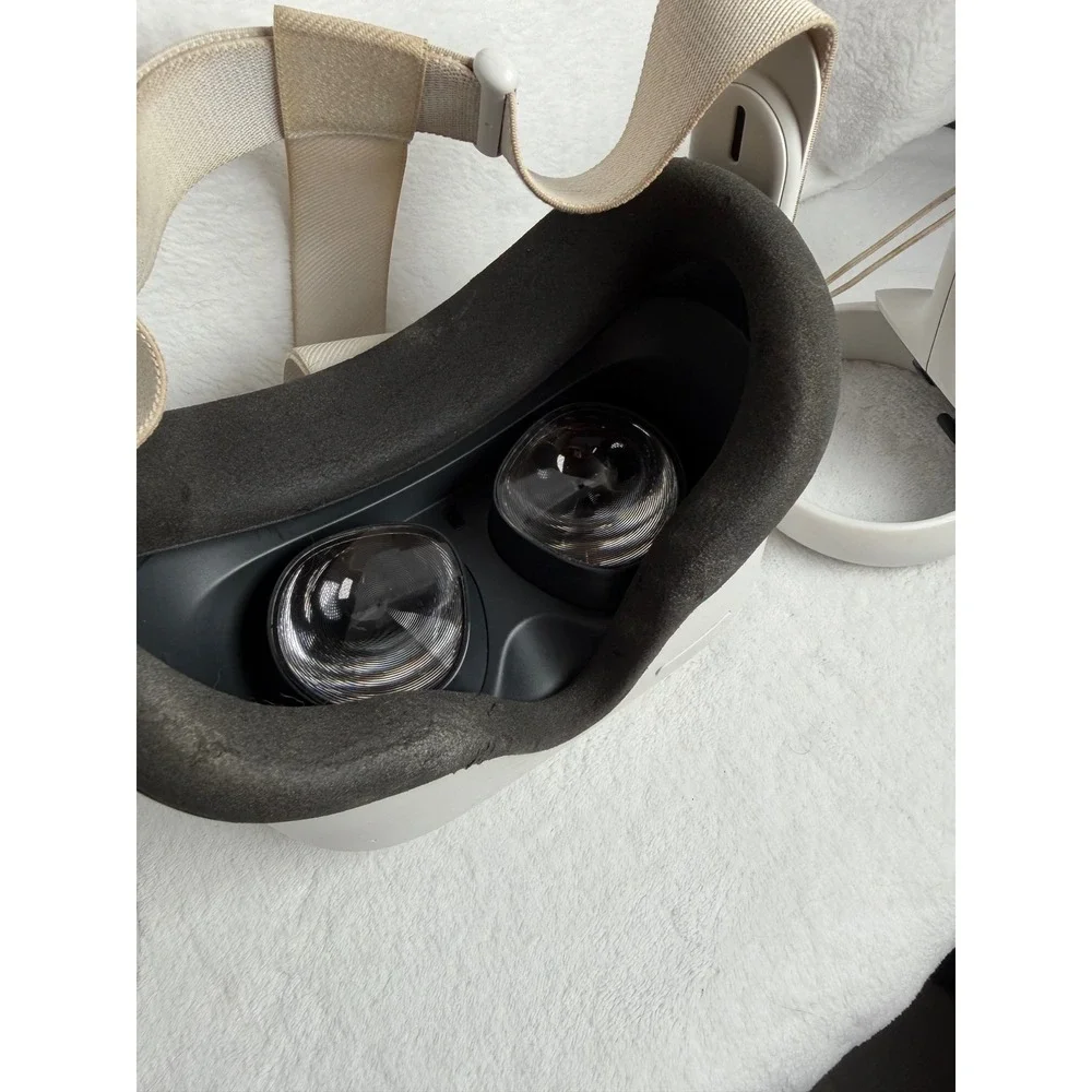 Oculus Quest 2 VR Headset Unisex One Size White Fair Stained Straps Scuffed